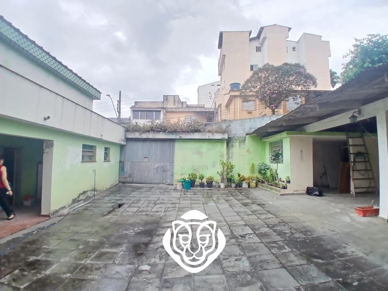 Quintal e garagem da casa