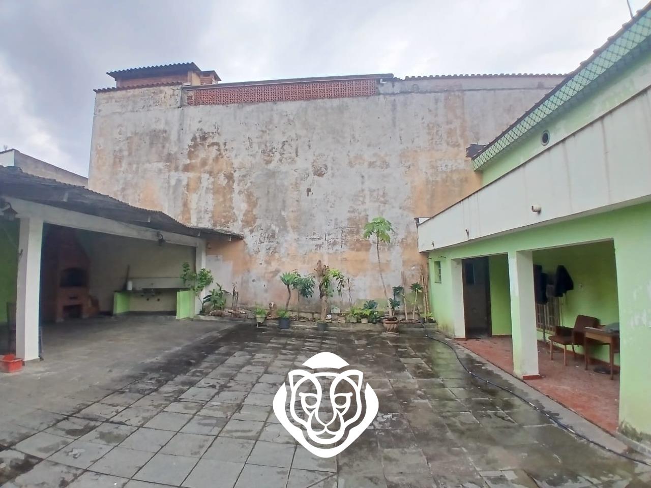 Quintal e garagem da casa