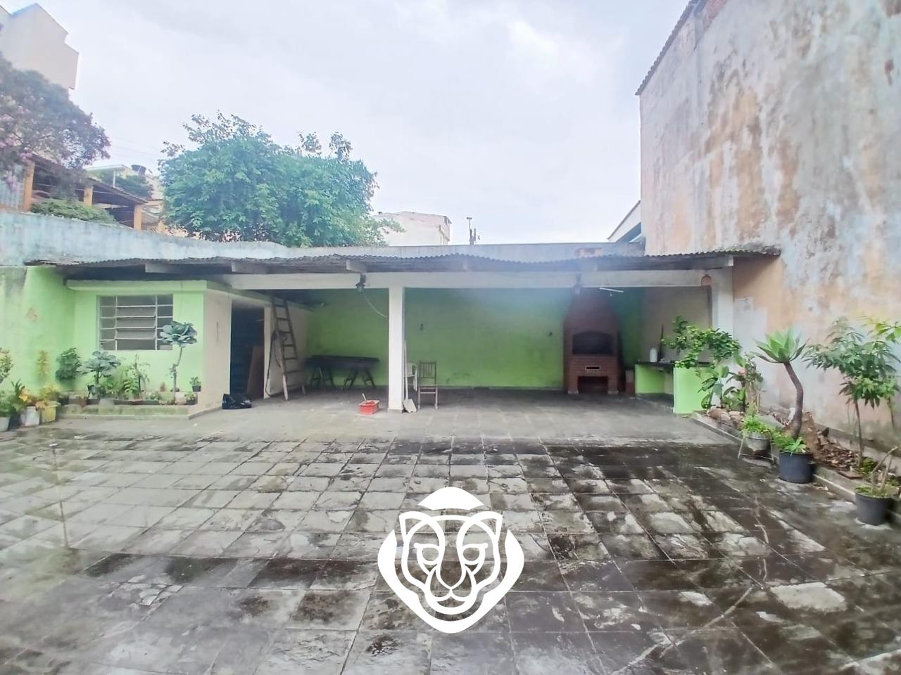 Quintal e garagem da casa