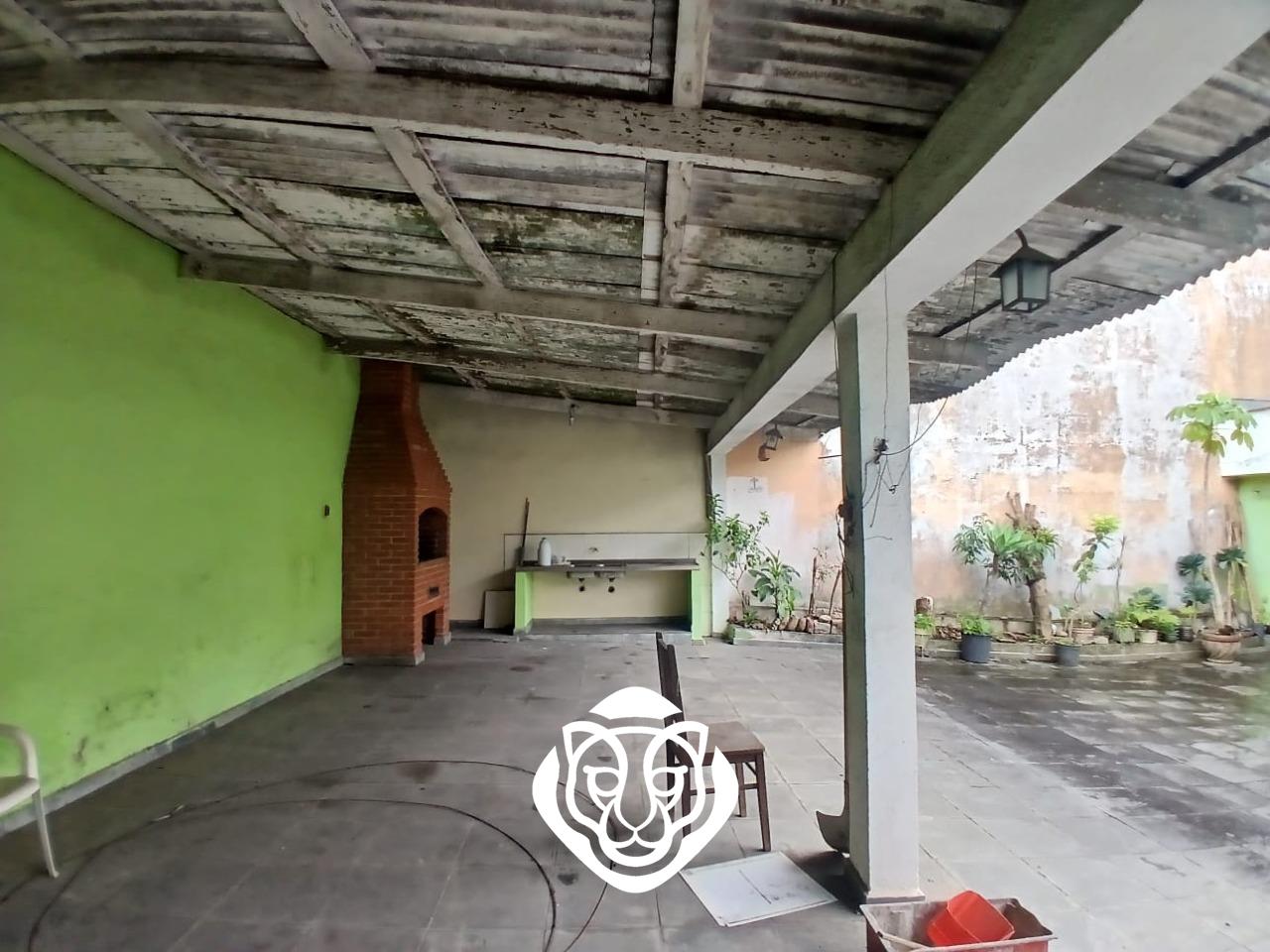 Quintal e garagem da casa