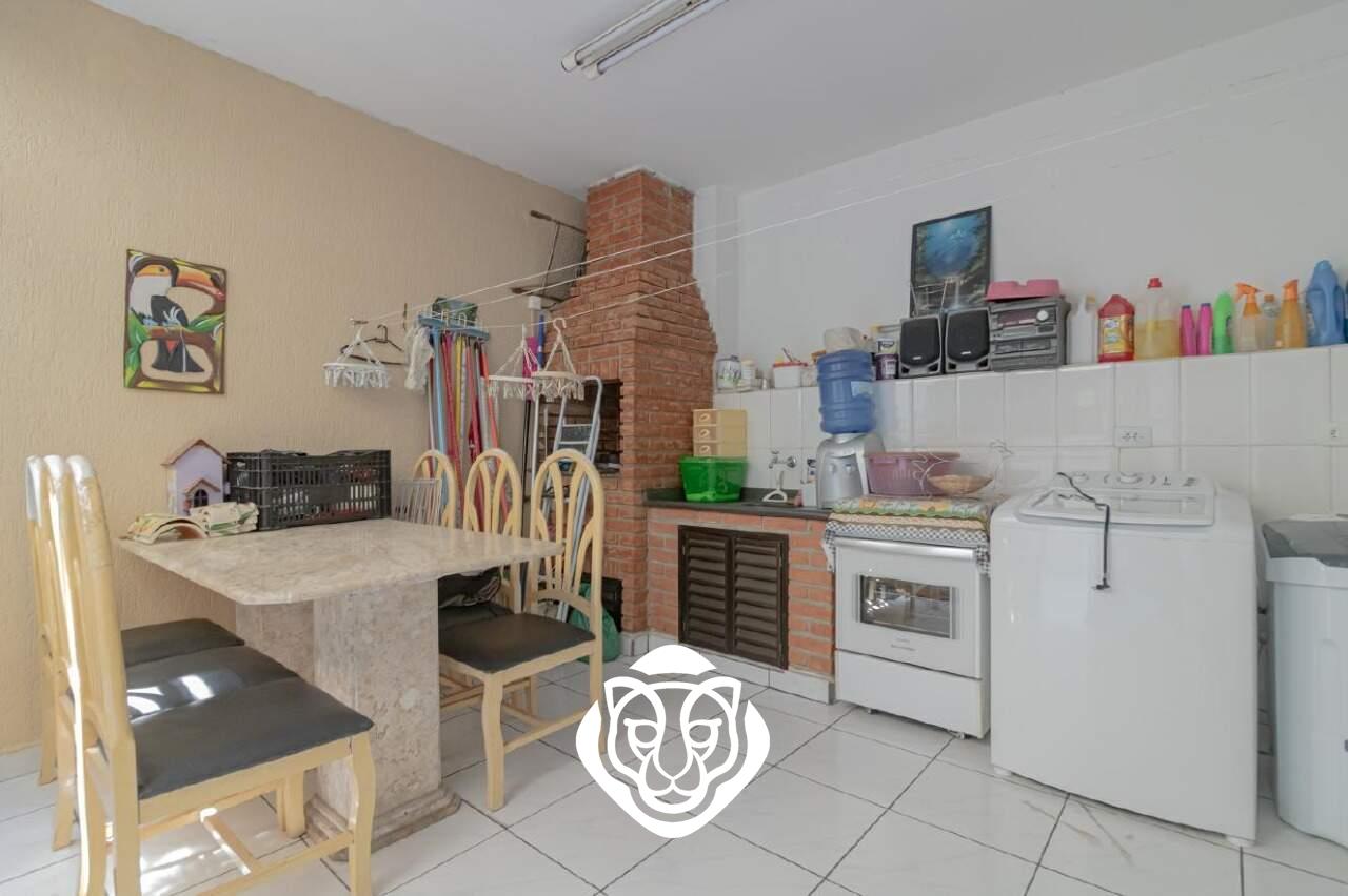 Área de serviço com churrasqueira