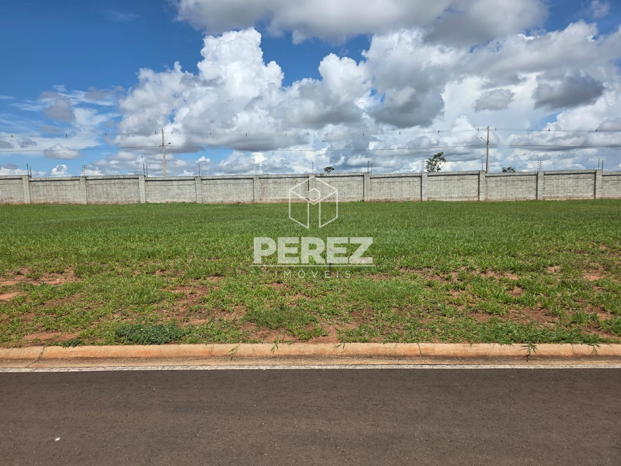 Terreno com 250m² de área total – Condomínio Reserva Santa Inês