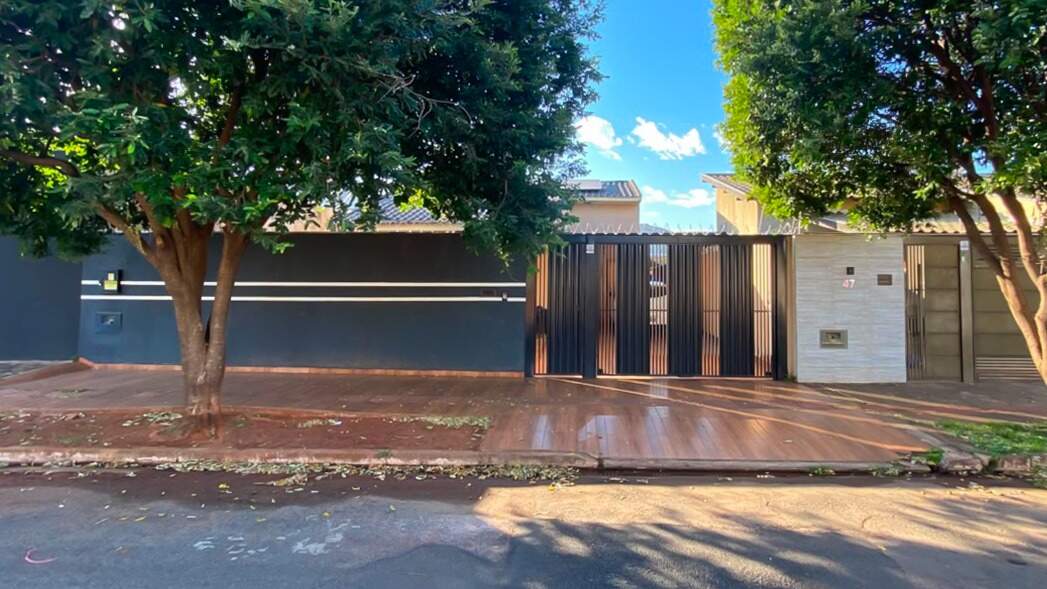 Casa térrea localizada no Jardim Tarumã