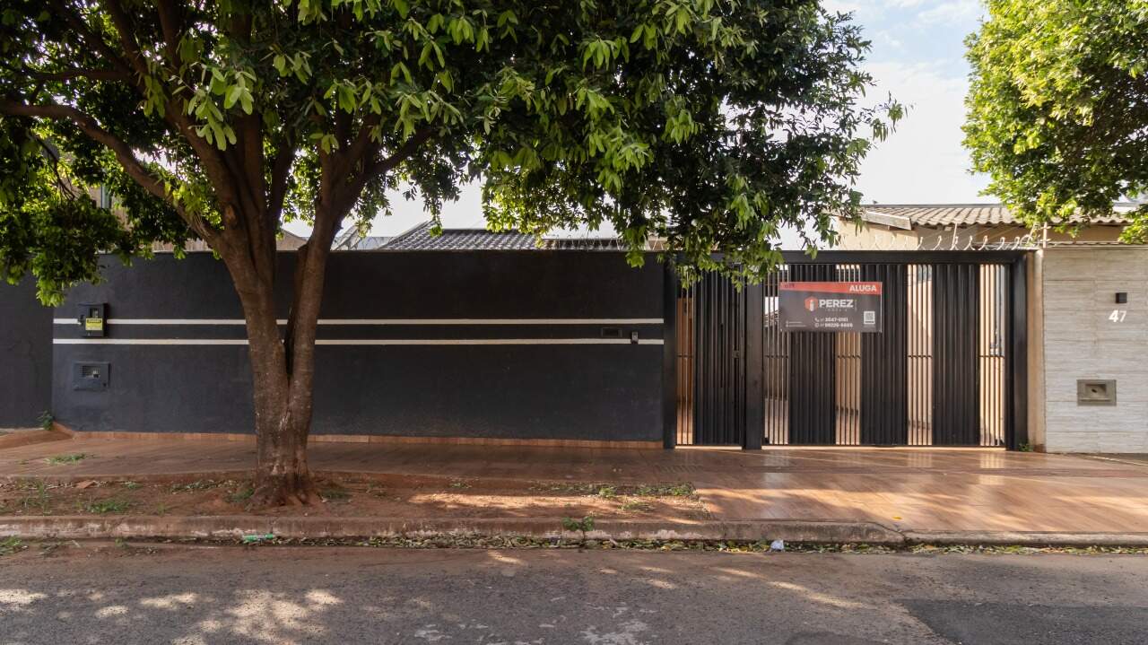 Casa térrea localizada no Jardim Tarumã