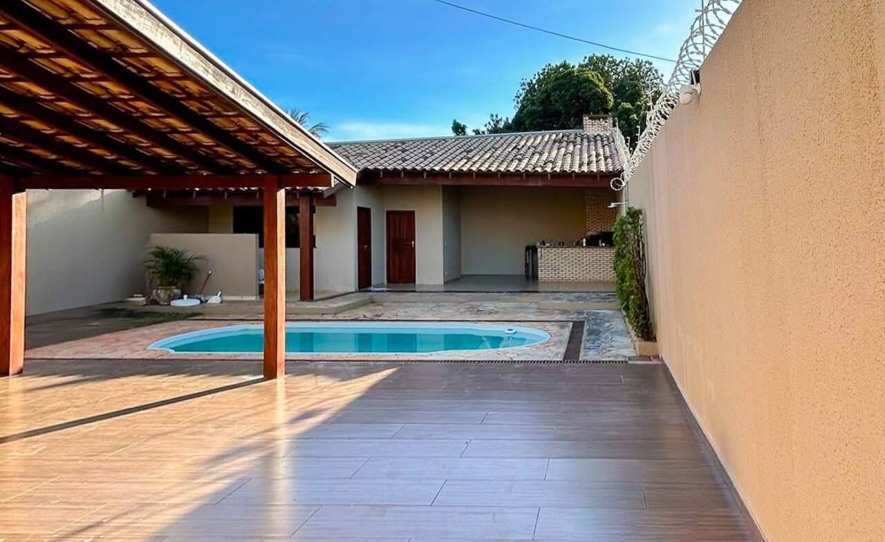 Casa térrea com 161m² de área construída em terreno de 612m², localizada no bairro Caiçara.
