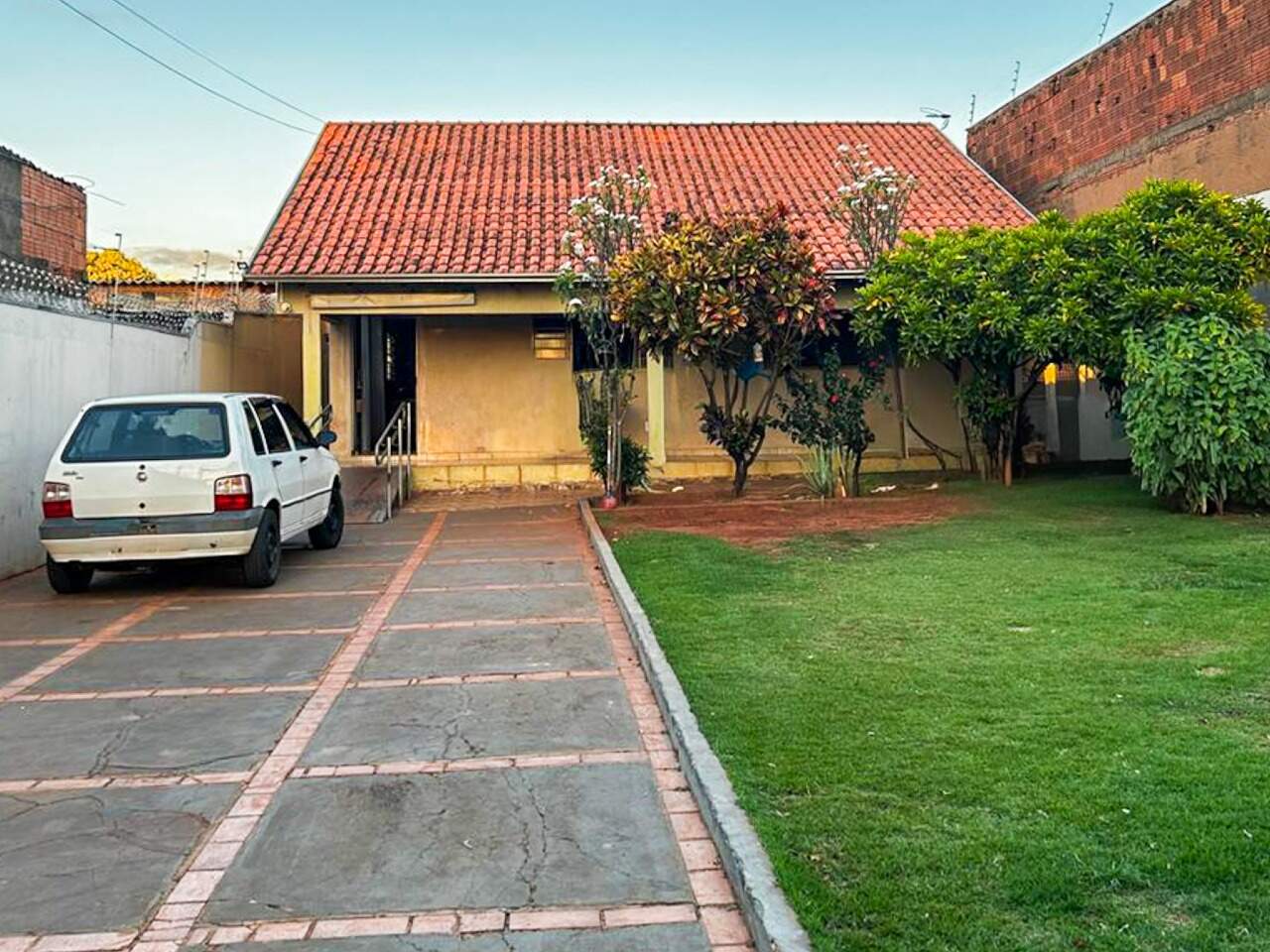 Casa térrea com 120m² de área construída em terreno de 360m² – Jockey Club