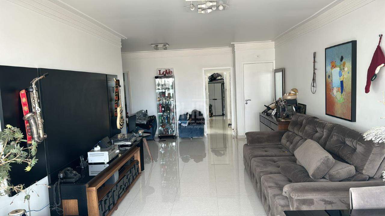 Apartamento à venda com 3 quartos, 150m² - Foto 2