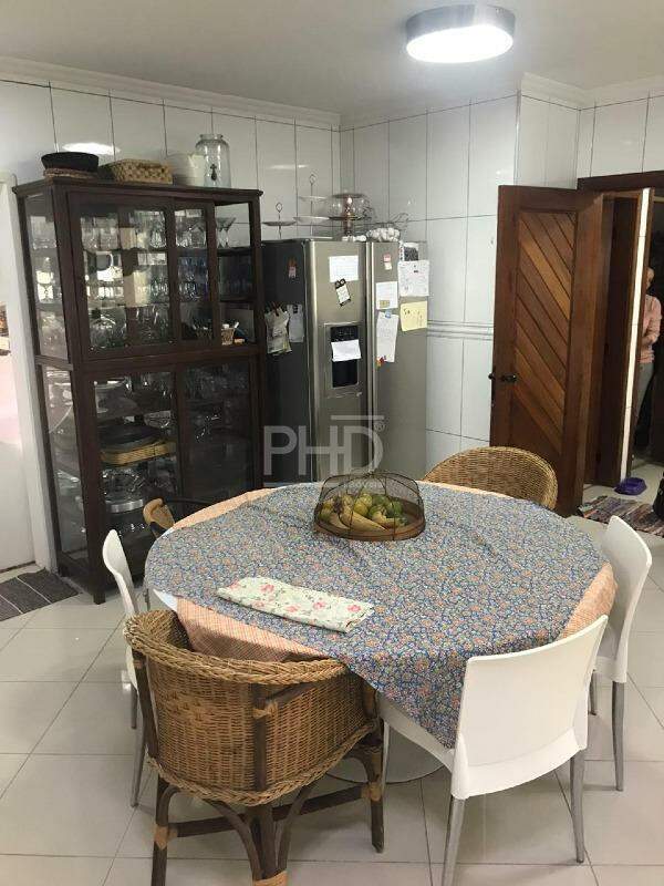 Apartamento à venda com 4 quartos, 210m² - Foto 1