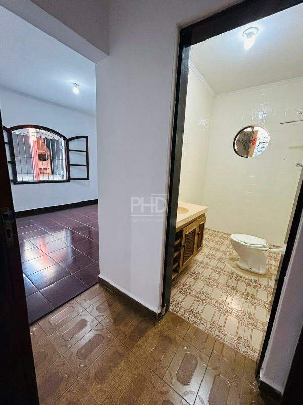 Casa para alugar com 3 quartos, 185m² - Foto 2