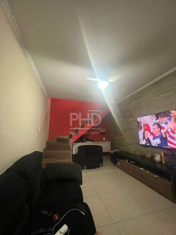 Sobrado à venda com 4 quartos, 200m² - Foto 2