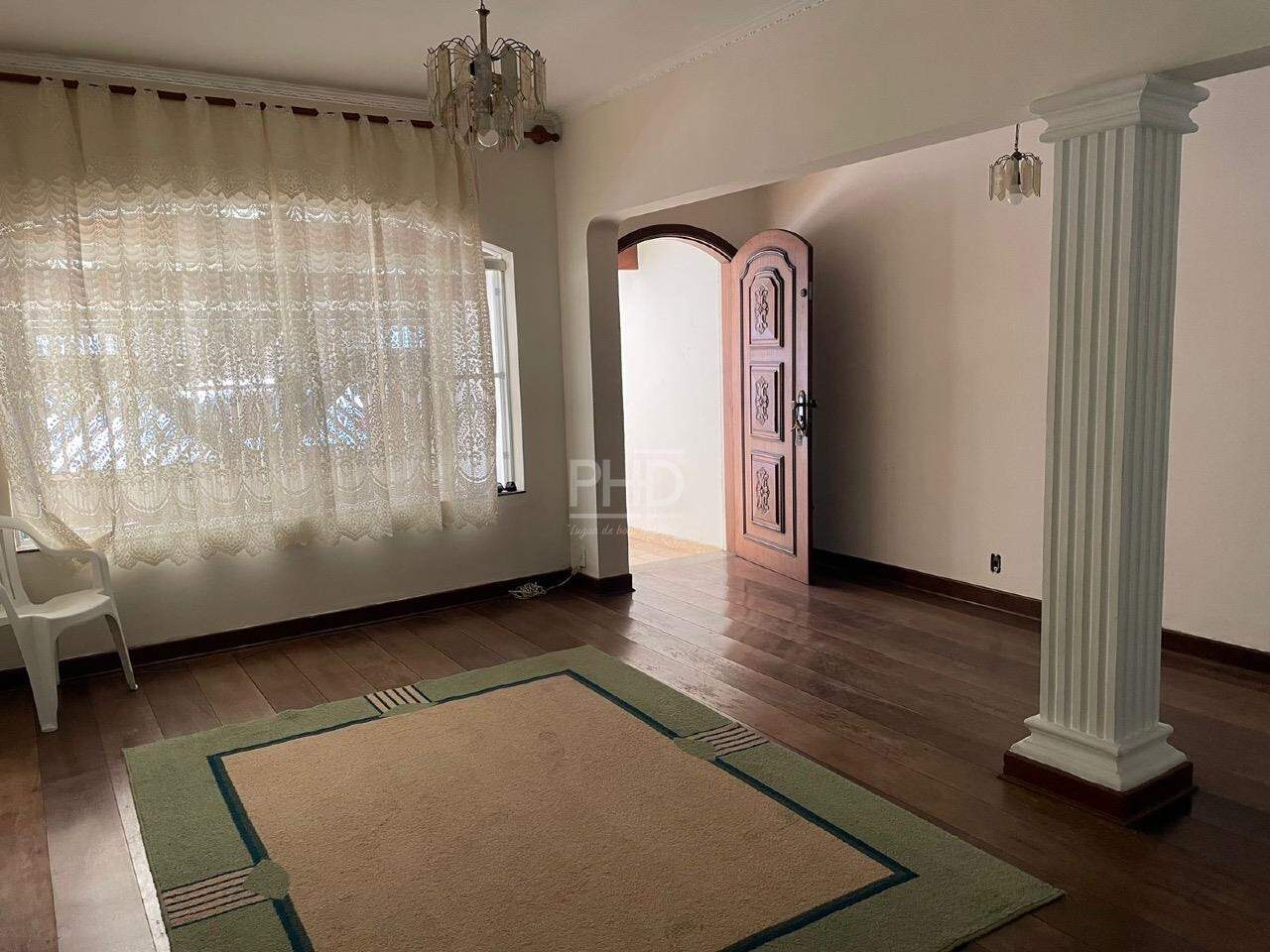 Casa à venda com 3 quartos, 191m² - Foto 1