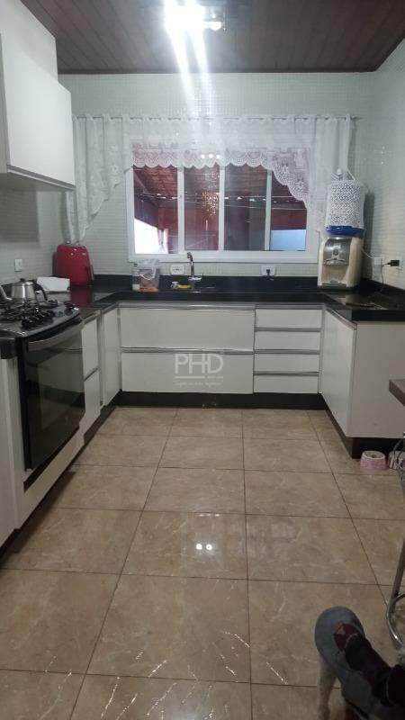 Casa para alugar com 3 quartos, 198m² - Foto 1