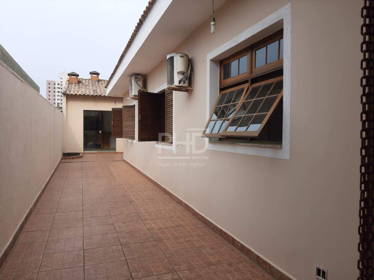 Casa à venda com 3 quartos, 220m² - Foto 1