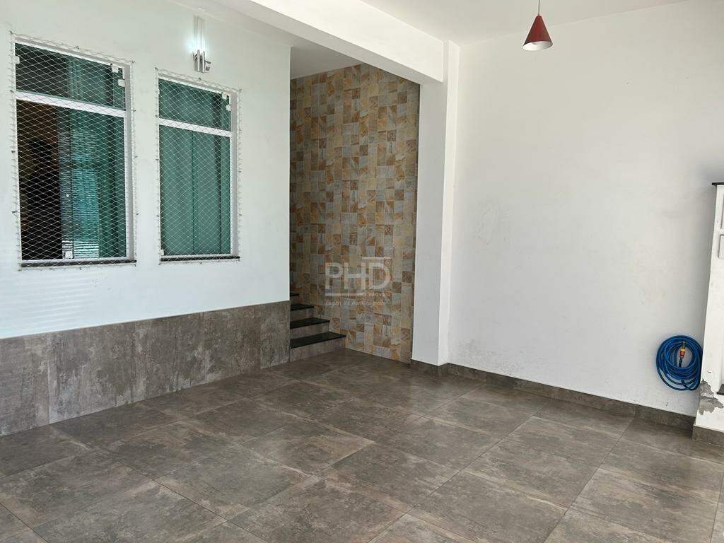 Sobrado à venda com 3 quartos, 216m² - Foto 1