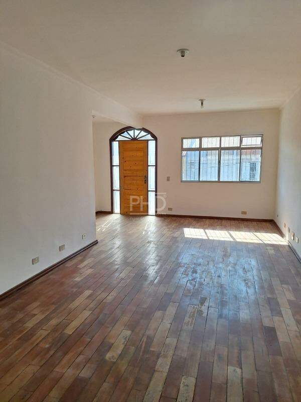 Casa para alugar com 4 quartos, 216m² - Foto 1