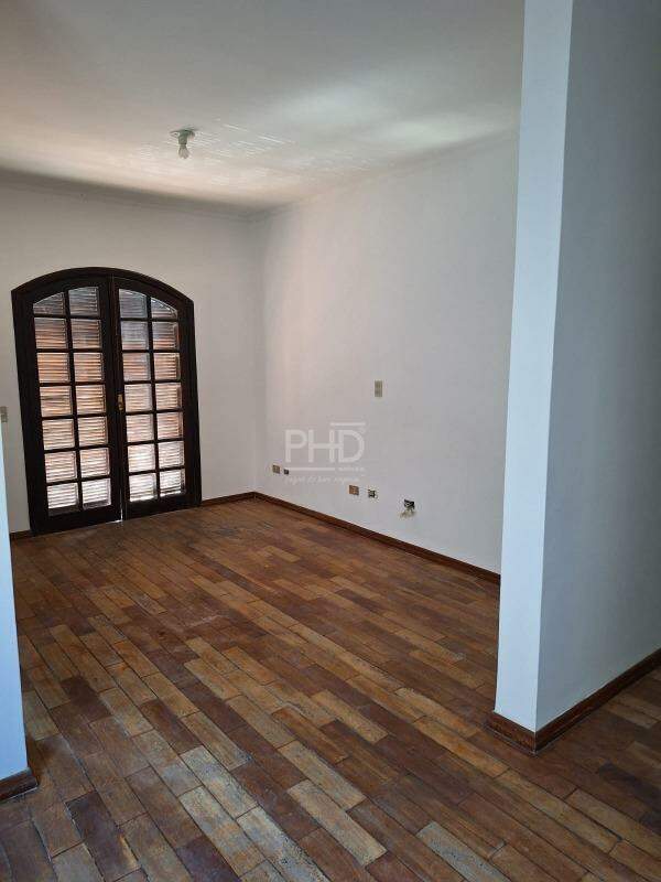 Casa para alugar com 4 quartos, 216m² - Foto 2