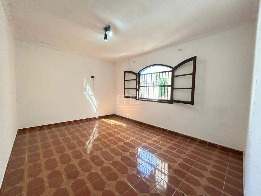 Casa para alugar com 3 quartos, 2m² - Foto 4