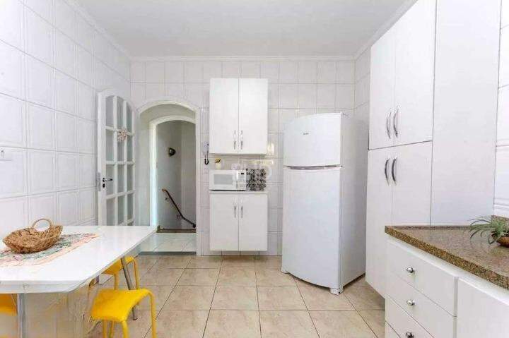 Casa para alugar com 4 quartos, 200m² - Foto 11