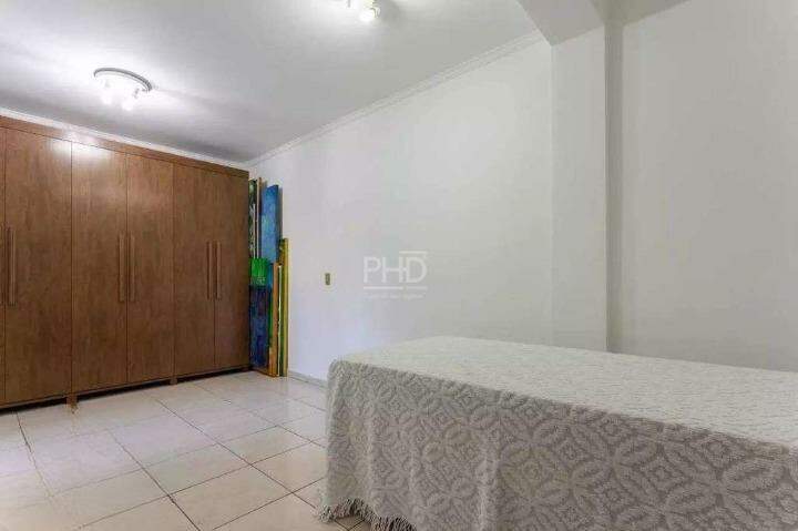 Casa para alugar com 4 quartos, 200m² - Foto 13