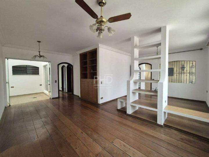 Casa para alugar com 3 quartos, 220m² - Foto 1