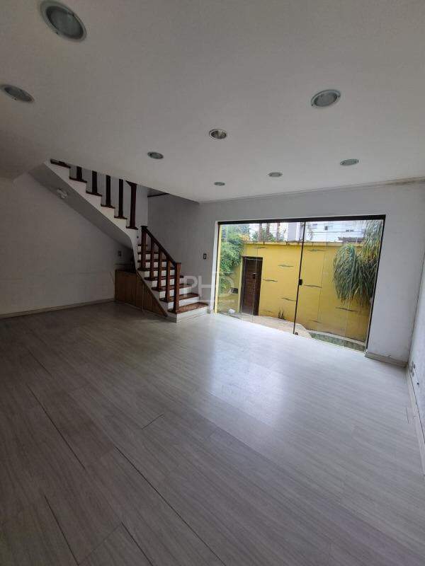 Sobrado à venda com 3 quartos, 300m² - Foto 1