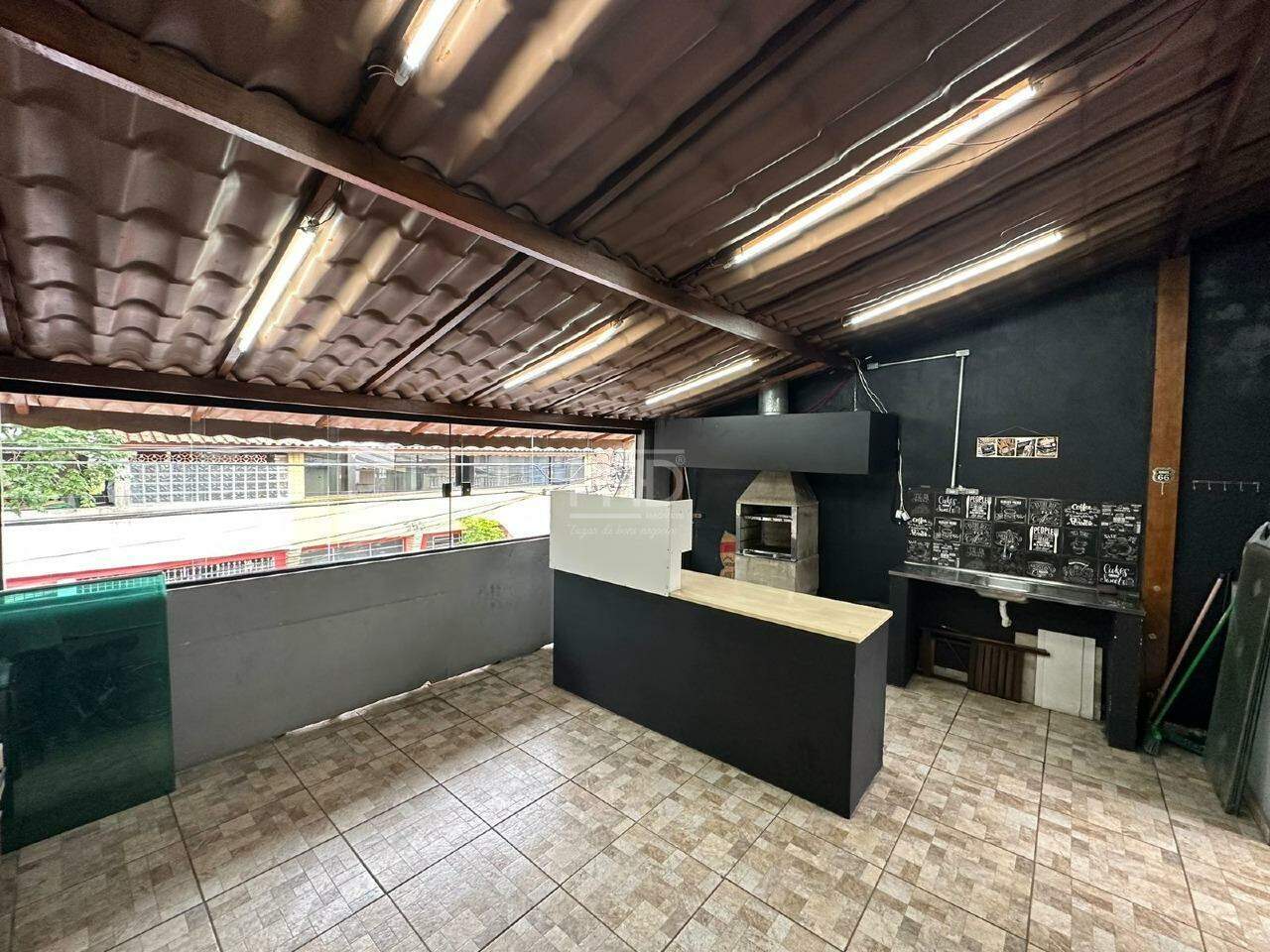 Casa para alugar com 3 quartos, 180m² - Foto 1