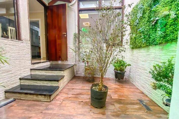 Casa para alugar com 3 quartos, 198m² - Foto 1