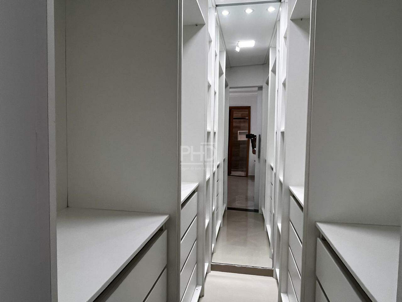 Casa para alugar com 3 quartos, 250m² - Foto 14