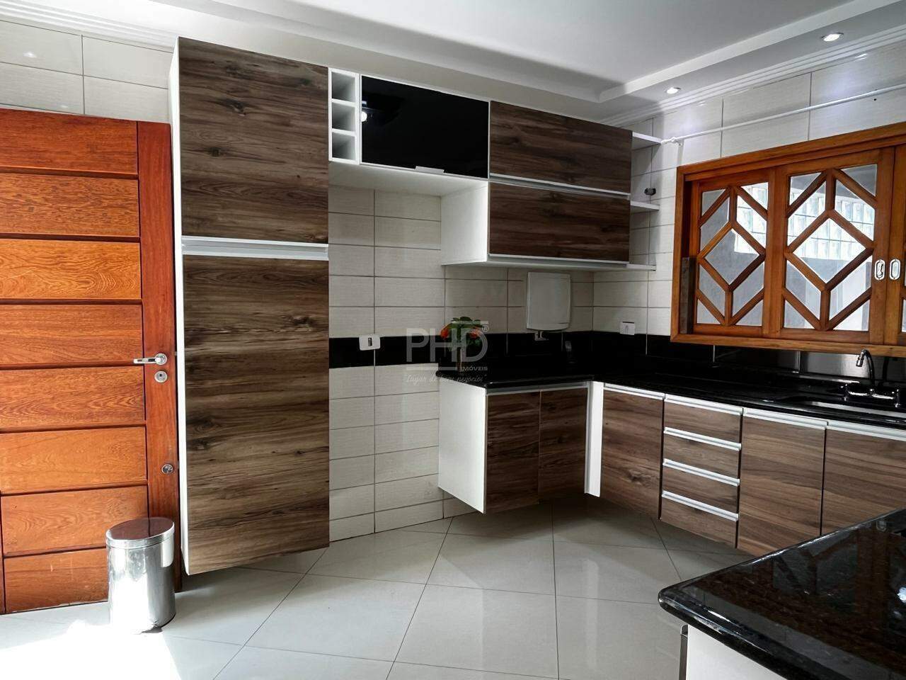 Casa para alugar com 3 quartos, 250m² - Foto 1