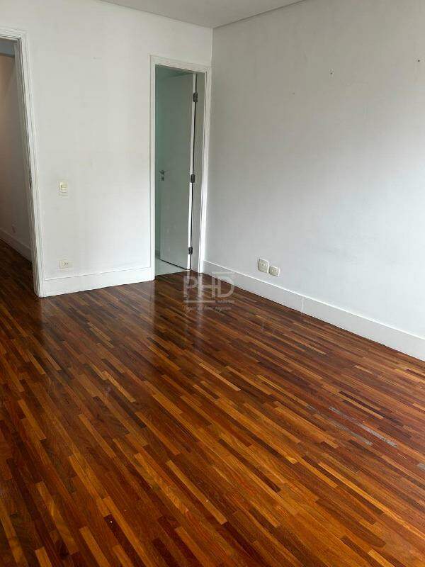 Apartamento para alugar com 3 quartos, 192m² - Foto 10
