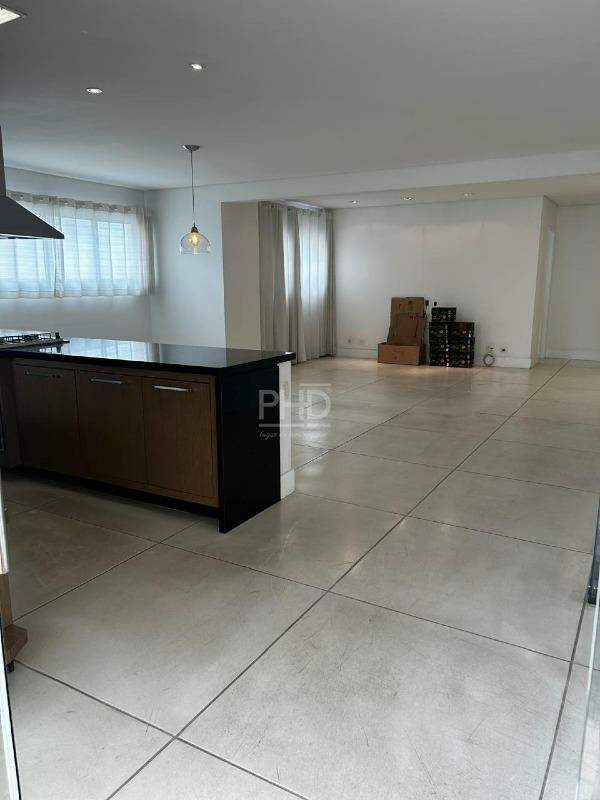 Apartamento para alugar com 3 quartos, 192m² - Foto 3