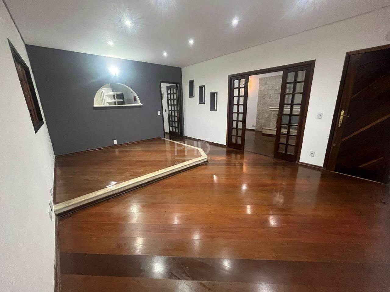 Casa para alugar com 2 quartos, 240m² - Foto 2