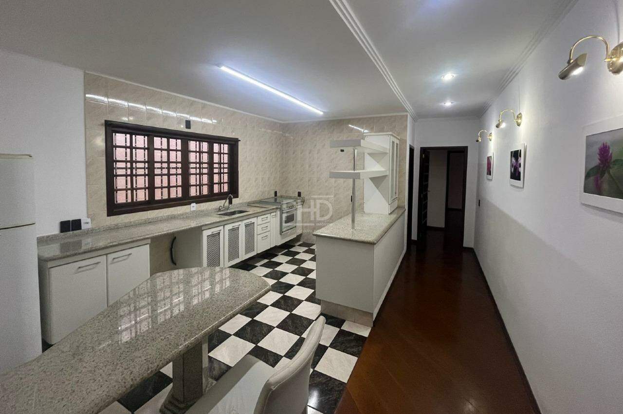 Casa para alugar com 2 quartos, 240m² - Foto 9