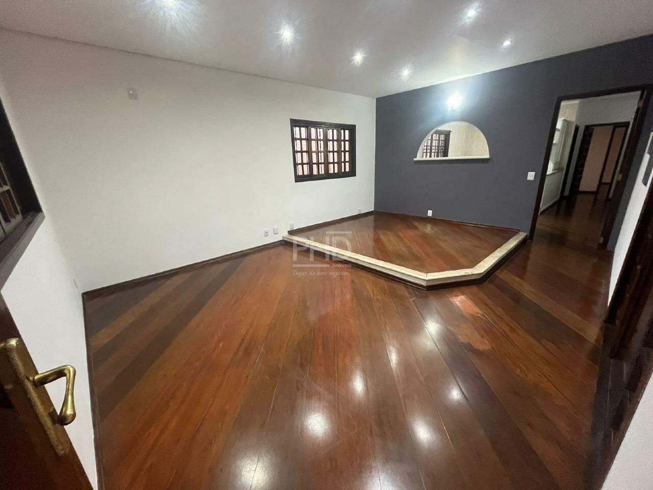 Casa para alugar com 2 quartos, 240m² - Foto 1