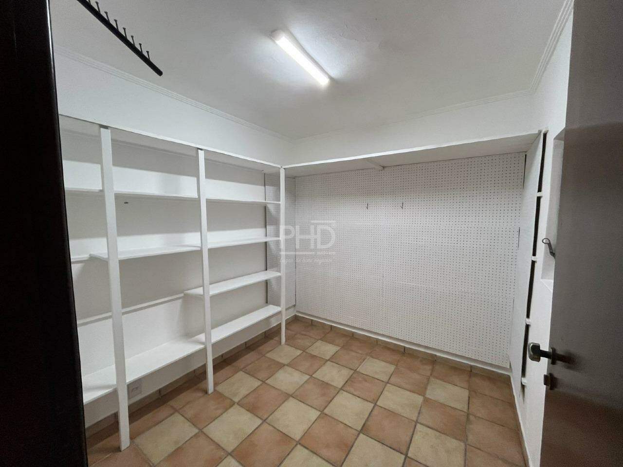 Casa para alugar com 2 quartos, 240m² - Foto 15