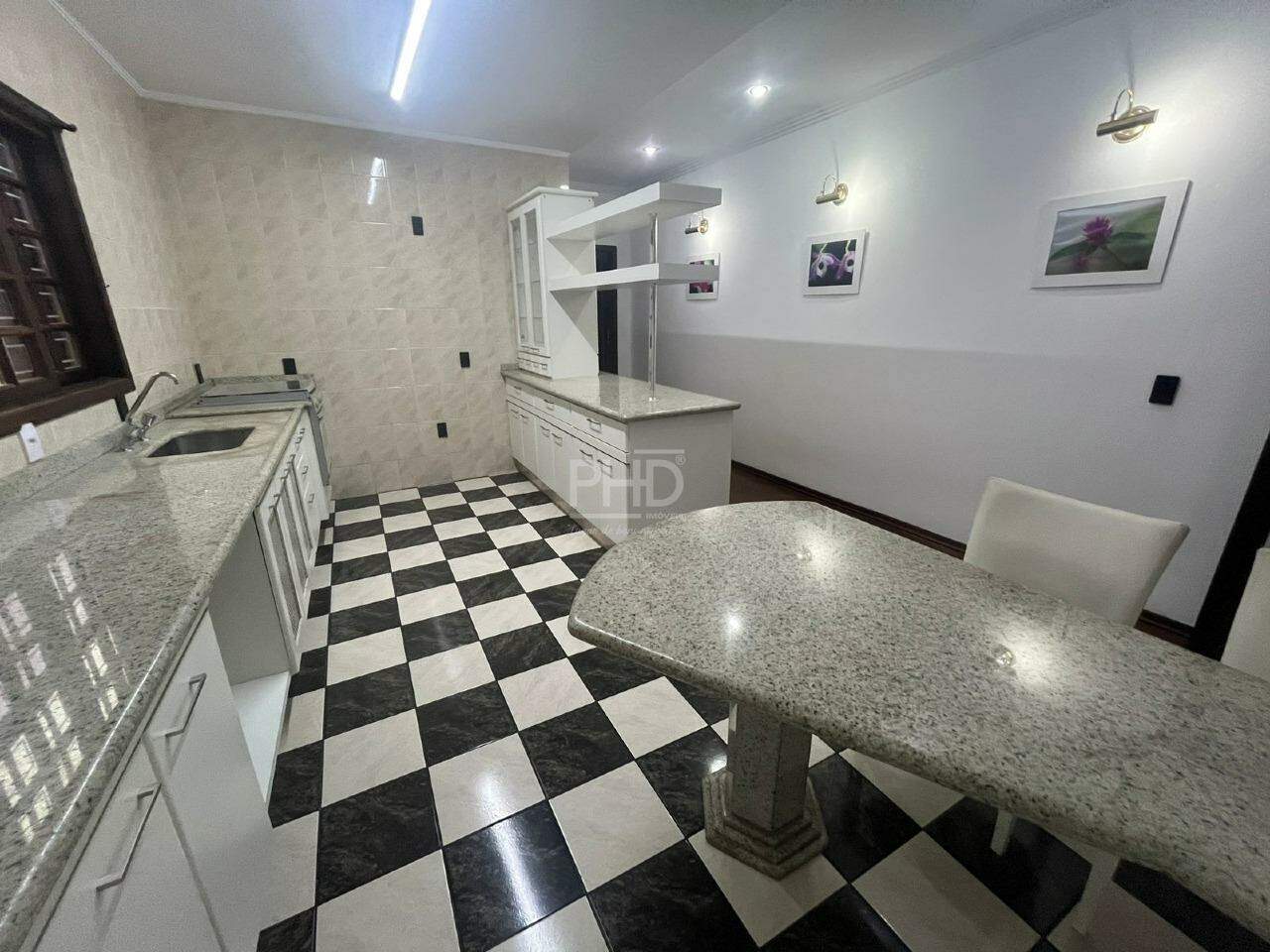 Casa para alugar com 2 quartos, 240m² - Foto 8