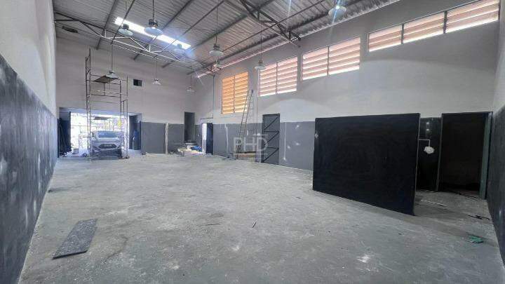 Depósito-Galpão-Armazém para alugar, 212m² - Foto 1
