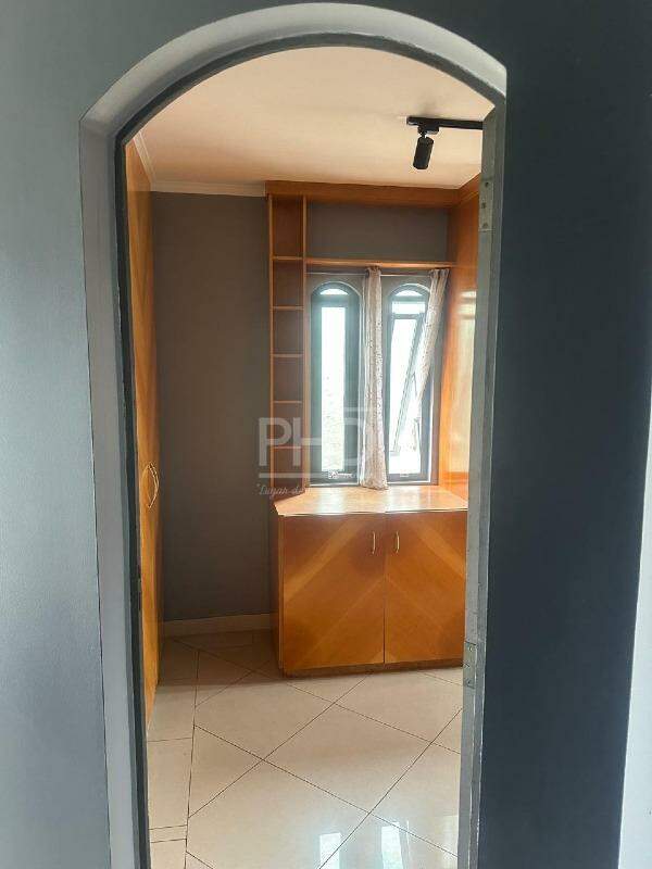 Casa para alugar com 3 quartos, 310m² - Foto 12