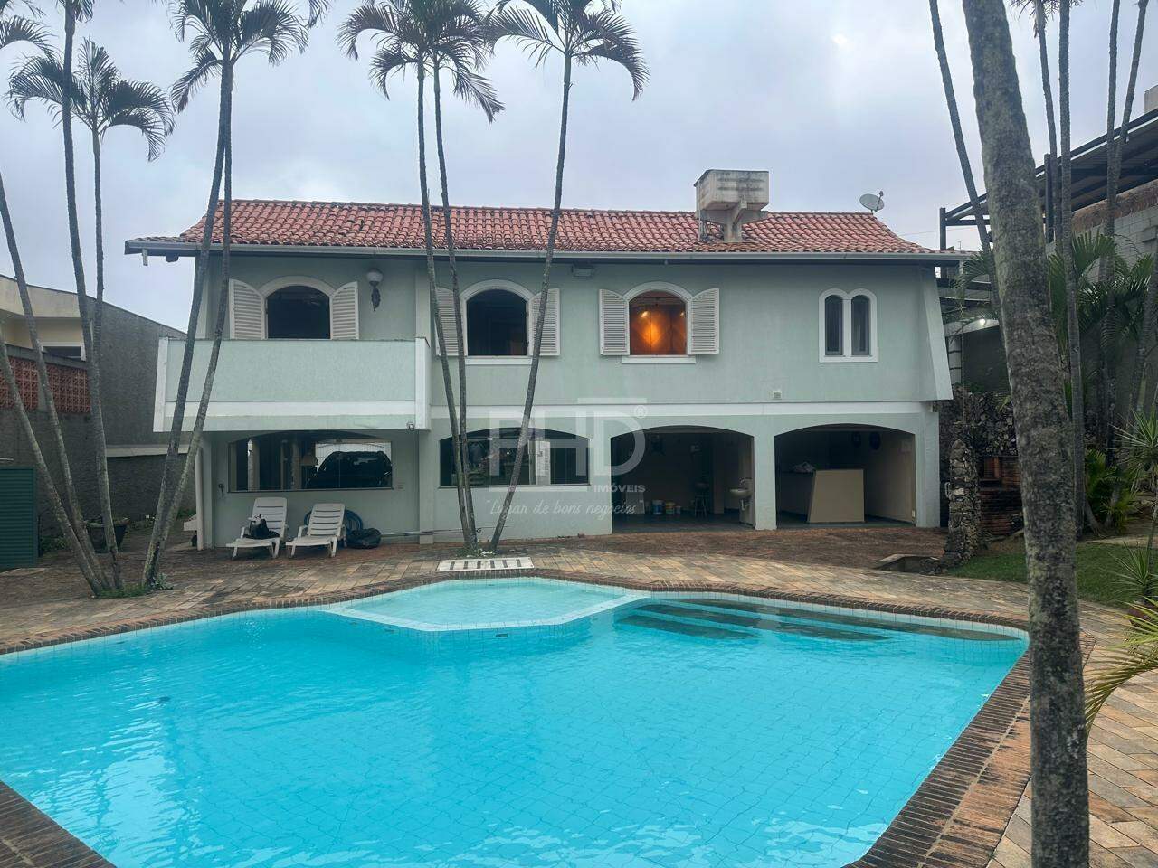 Casa para alugar com 3 quartos, 310m² - Foto 1