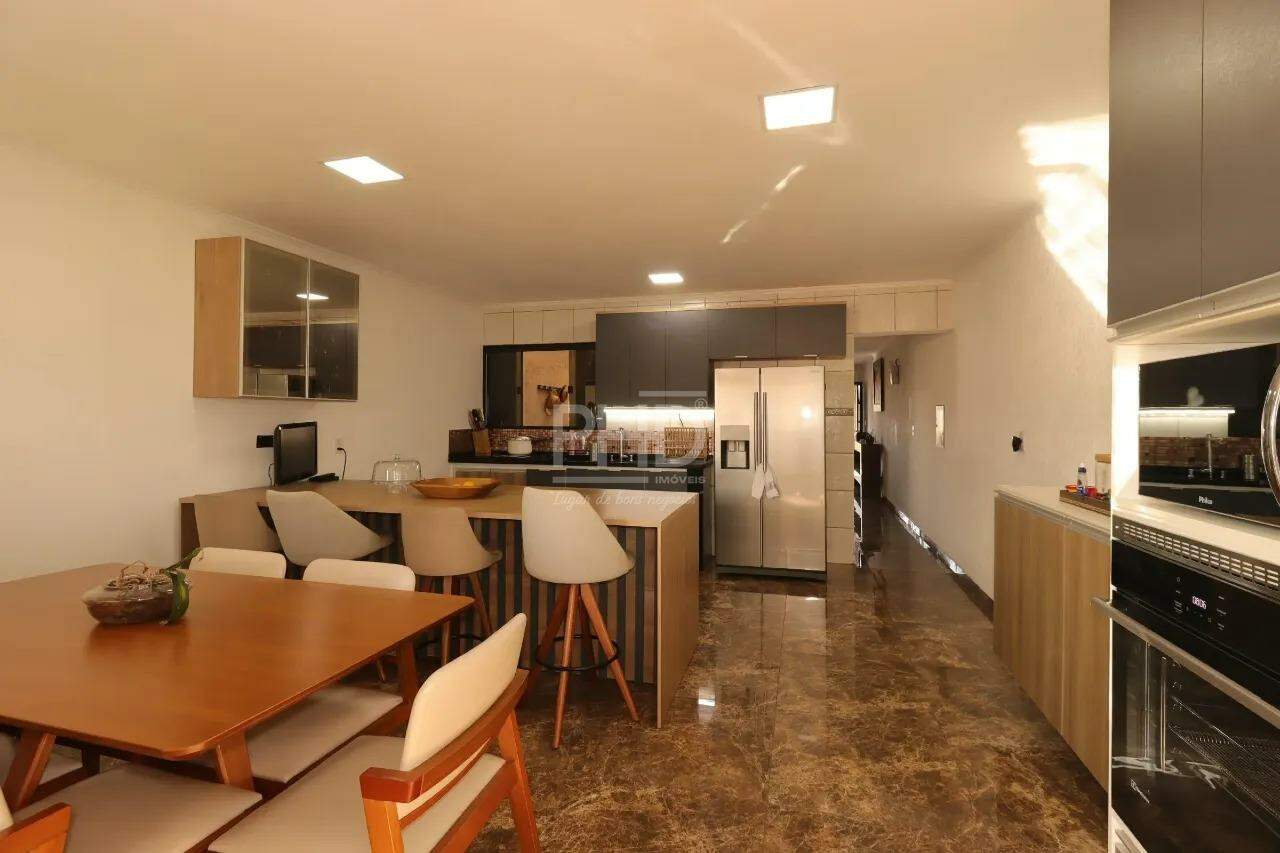 Sobrado, 3 quartos, 245 m² - Foto 1