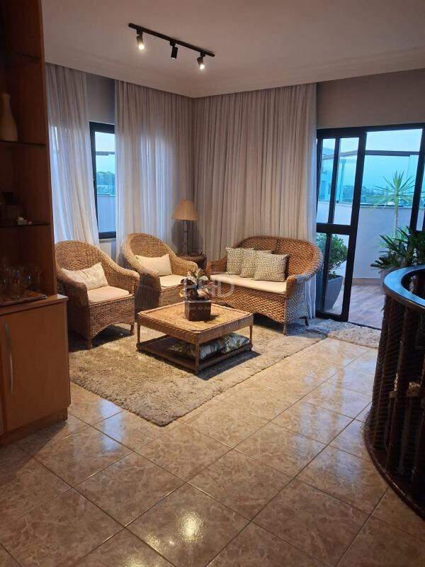 Cobertura à venda com 3 quartos, 200m² - Foto 1