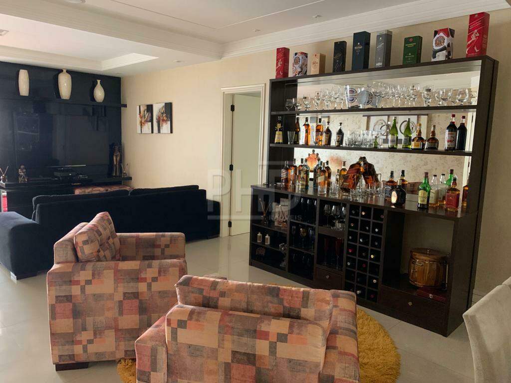 Apartamento à venda com 3 quartos, 204m² - Foto 2