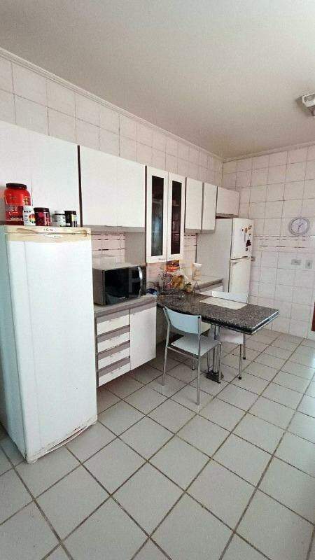 Apartamento à venda com 4 quartos, 205m² - Foto 4