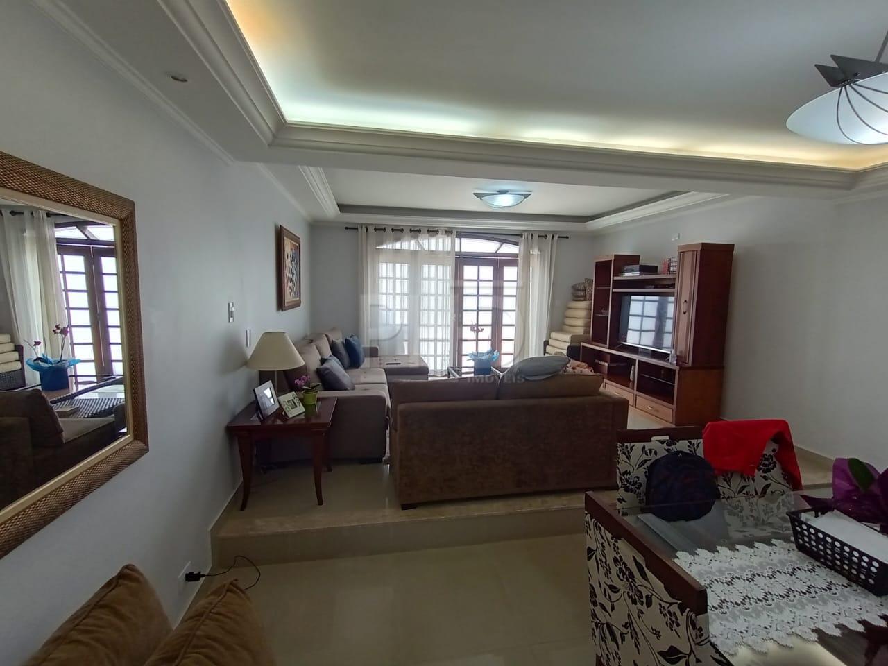 Sobrado à venda com 3 quartos, 241m² - Foto 1