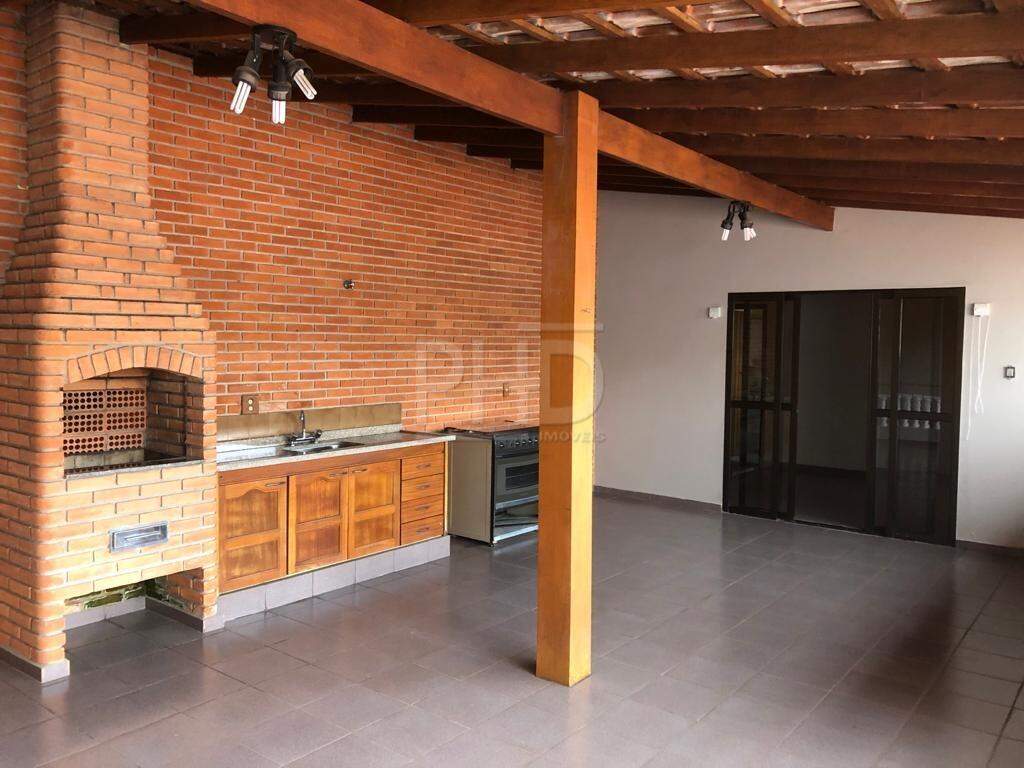 Casa à venda com 3 quartos, 302m² - Foto 1