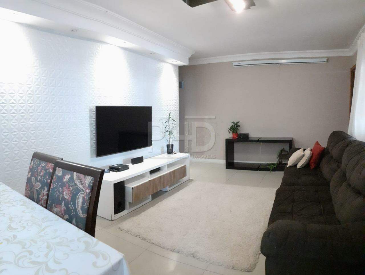 Casa à venda com 3 quartos, 148m² - Foto 1