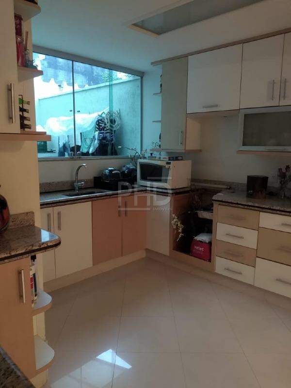 Sobrado à venda com 3 quartos, 318m² - Foto 2