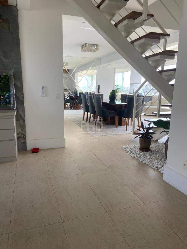Cobertura para alugar com 3 quartos, 228m² - Foto 12