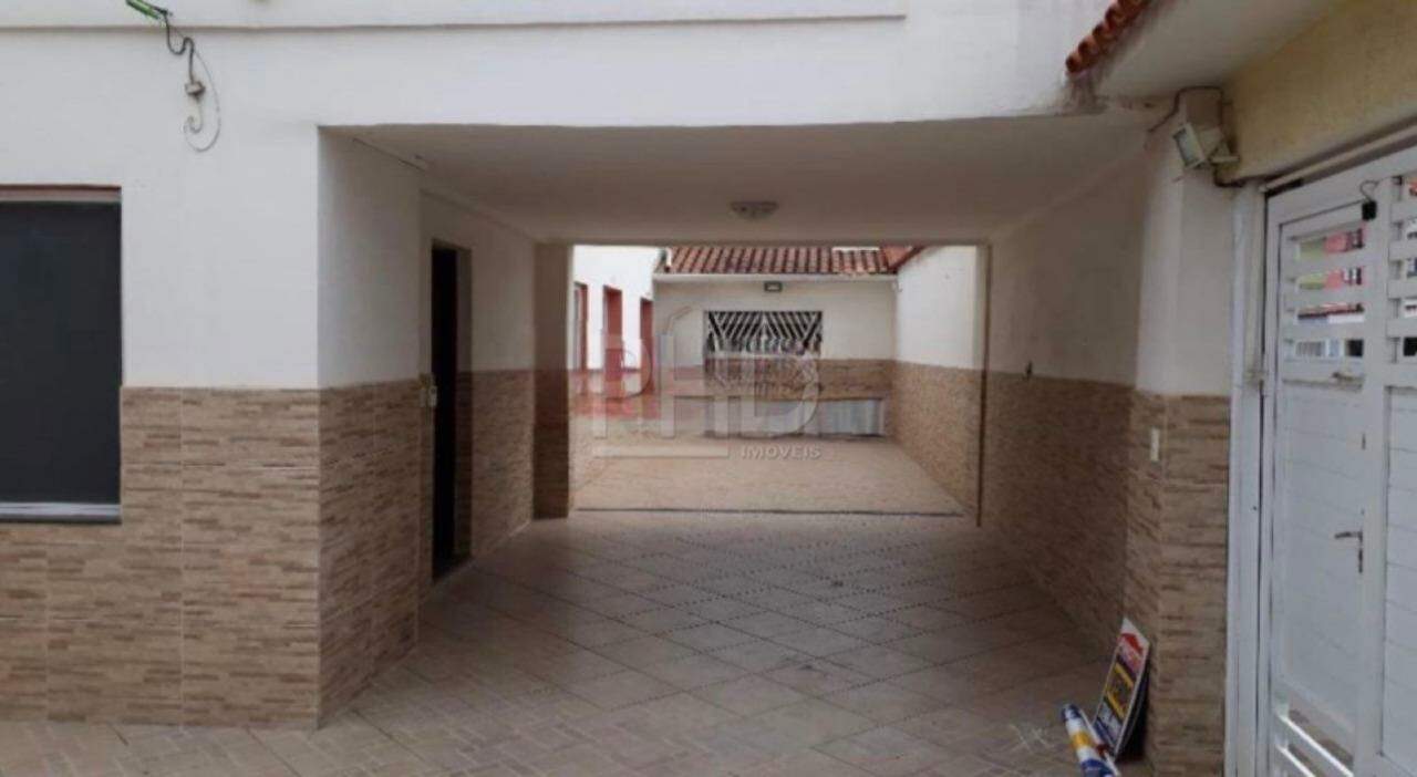 Casa para alugar com 3 quartos, 228m² - Foto 1