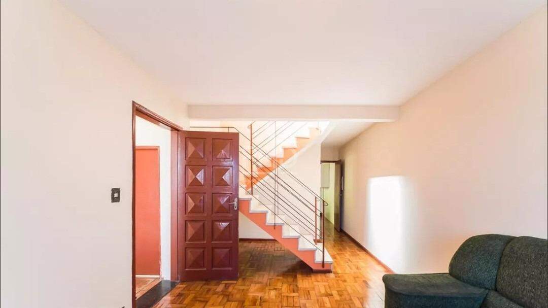 Casa para alugar com 5 quartos, 166m² - Foto 2